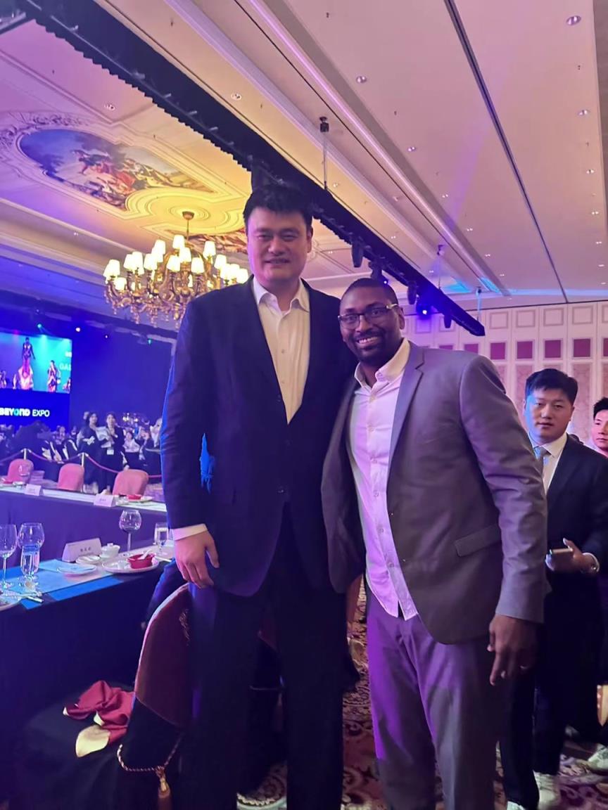 阿泰斯特曬與姚明合照：這是我最喜歡的隊(duì)友 姚??！