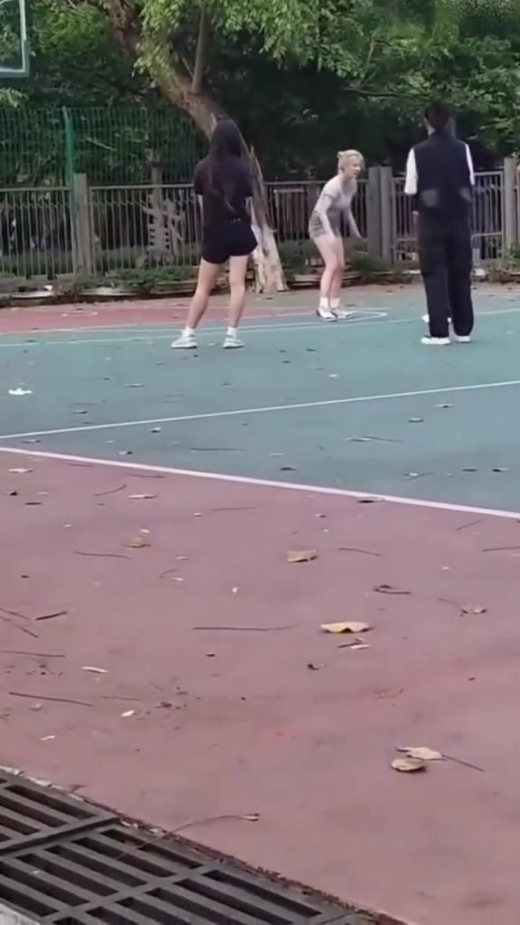 上來(lái)就背打女生的男人，真的活該沒有女朋友啊