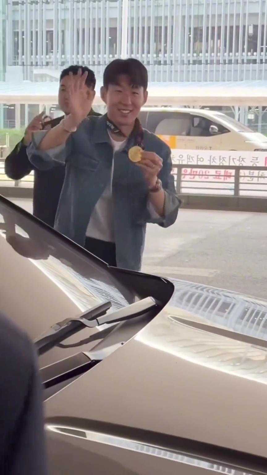 衣錦還鄉(xiāng)！孫興慜返回韓國(guó)，眾多女球迷讓其把歐聯(lián)獎(jiǎng)牌戴上