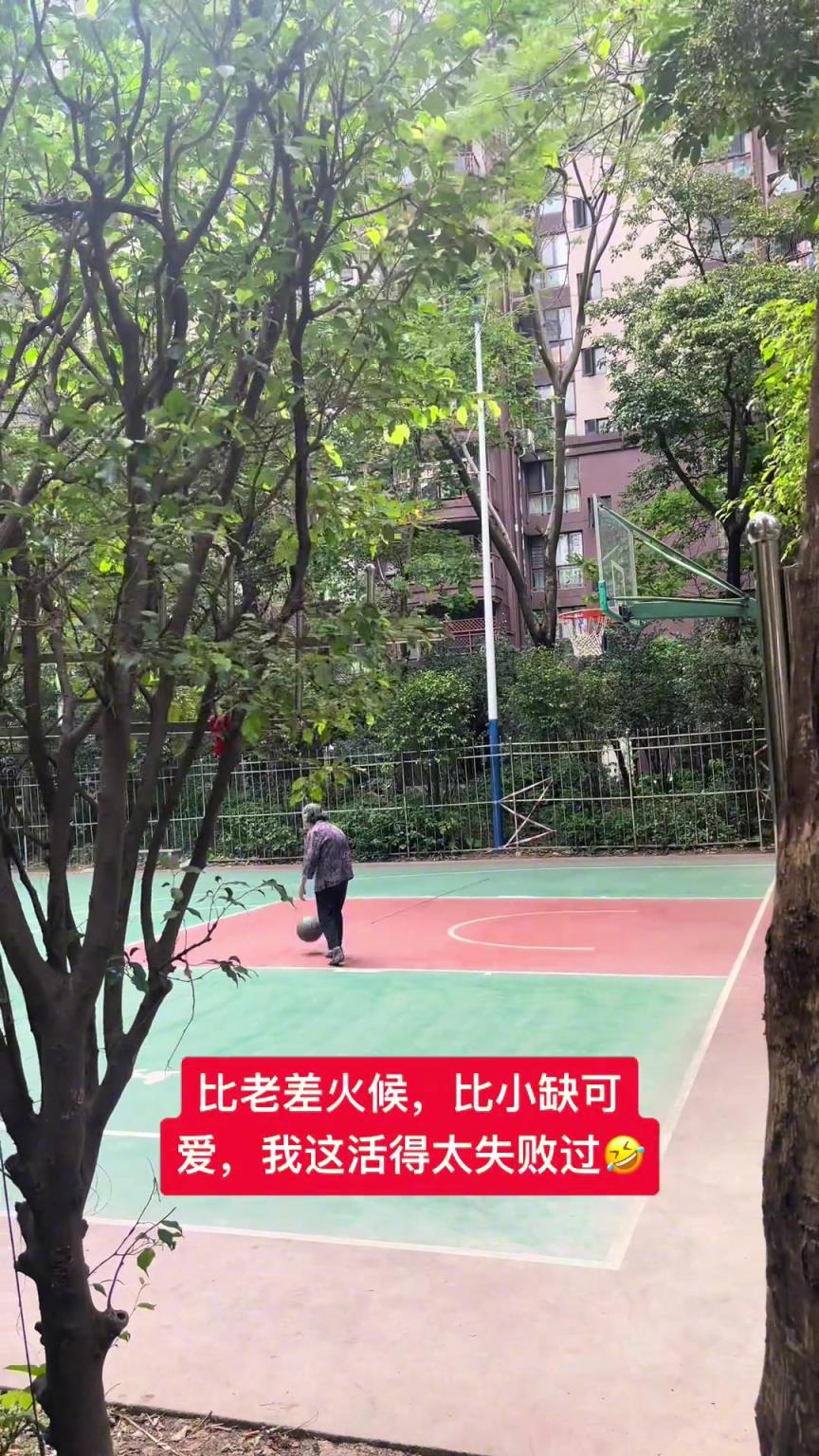 這阿婆單手一投一個(gè)準(zhǔn)，姜還是老的辣