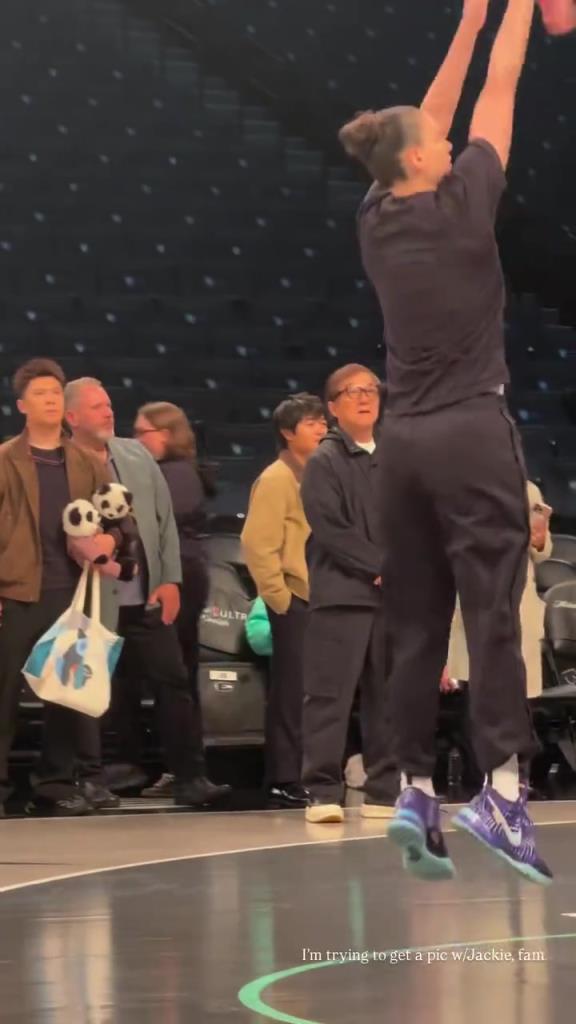 71歲成龍現(xiàn)身巴克萊中心看女籃比賽：她們投籃怎么那么準(zhǔn)?。。?>
                                <div   id=
