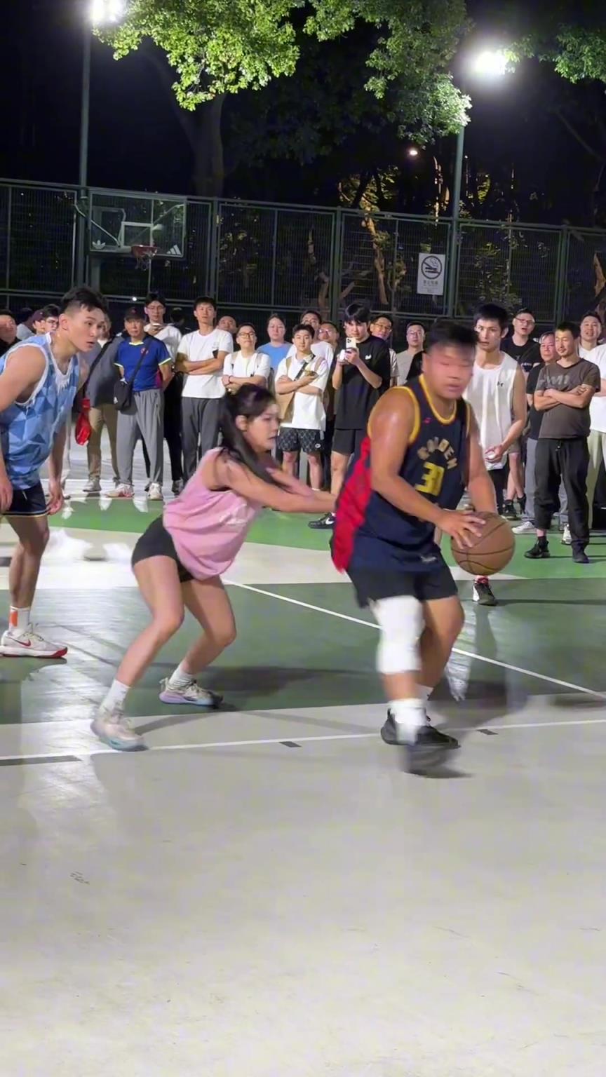 這哥們看見防自己的是女生，一個勁背打，球也不傳了